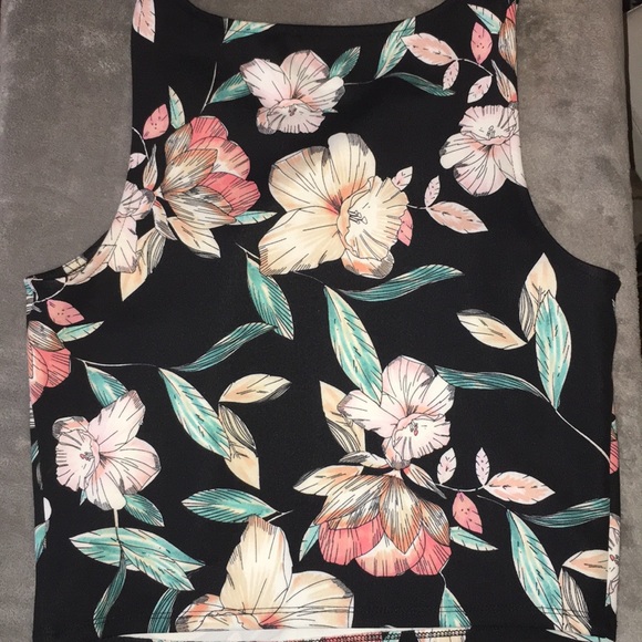 Decree Crop/Tank Top - Picture 2 of 7